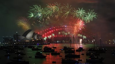 على طريقة «آلة الزمن» يمكنك الاحتفال برأس السنة مرتين (صور)