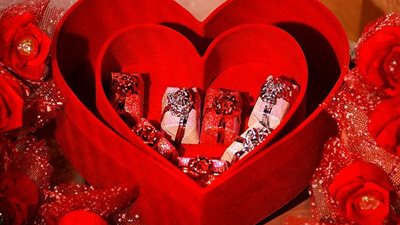 الأبراج تحدد هديتك في عيد الحب..مستحضرات التجميل ودعوة لعرض باليه لـ