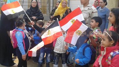 بالصور.. أطفال طوخ يستقبلون قوات تأمين جولة الإعادة بالإعلام