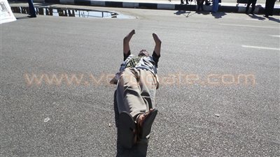 بالصور.. معاق يستمع إلى جلسة محاكمة 