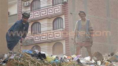 بالصور.. حملات مكبرة لإزالة القمامة بمنفلوط أسيوط