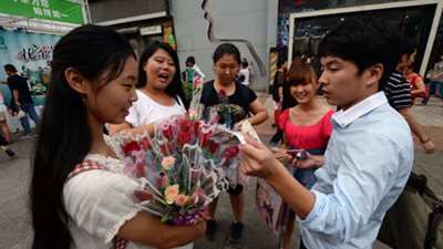 5 ملايين عاشق صيني يستعدون للزواج في «عيد الحب»