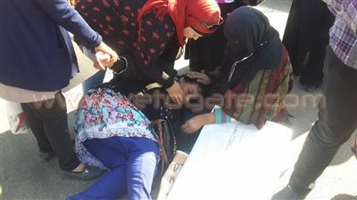 بالصور.. إغماء مؤيدة لمبارك عقب النطق بالحكم