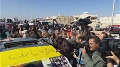 بالصور.. زغاريد وطبل لأنصار مبارك أمام أكاديمية الشرطة