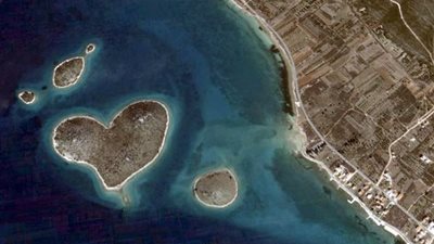 بالفيديو والصور.. طقوس «الفالنتين» حول العالم.. الورود الحمراء والشوكولاتة «أساسي».. الياباني يرد الهدية لحبيبته بعد شهر.. الصين تحتفل به في موعد مختلف وتصلي لأجل الحب.. والبرازيل 