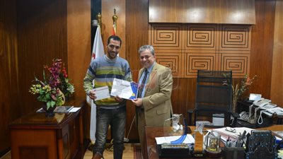 رئيس مطار القاهرة يكرم موظفا بشركة النظافة