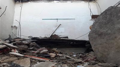 انهيار سقف بعقار بالزيتون بسبب تكسير عمود خرسانة