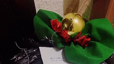 أغرب هدية يحصل عليها شاب بالكريسماس.. عامل نظافة يلعب دور «سيكريت سانتا»