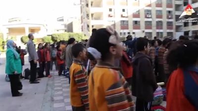 «الوزراء» يدرب الطلاب على مواجهة مخاطر الزلازل والحرائق (فيديو)