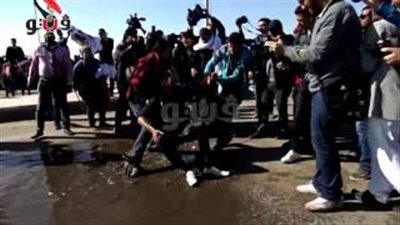بالفيديو.. شقيق أحد الشهداء يلقي بنفسه في بركة مياه أمام «الأكاديمية»