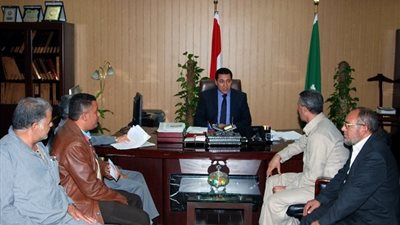 محافظ الشرقية يعد أهالي ميت حمل بحل مشاكلهم