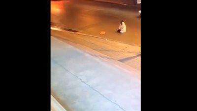 لحظة سحل امرأة على الطريق لسرقة حقيبتها (فيديو)