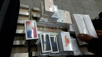 ضبط كمية من الهواتف المحمولة بجمارك مطار القاهرة