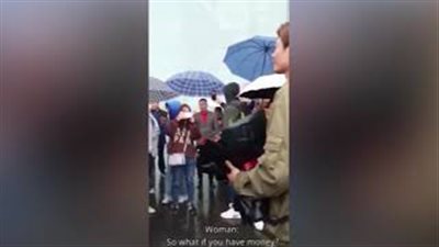 رد فعل غير متوقع لفتاة ركع أمامها شاب وقدم لها سيارة للزواج (فيديو)