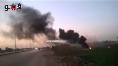 حرق إطارات السيارات.. شبورة «دخان» تسبب الحوادث على طرق الفيوم (فيديو)