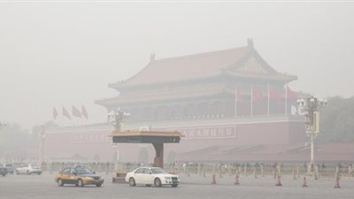 بالصور.. «الضباب» يخنُق بكين تزامنًا مع زيارة الرئيس الصيني لباريس