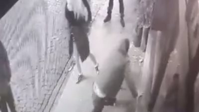 فتاة تعاقب أخرى بالضربة القاضية (فيديو)