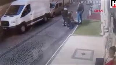 لقطات مرعبة للحظة سقوط لوحة إعلانية على رجل عجوز(فيديو)