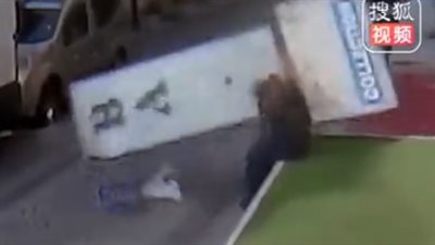 لحظة سقوط لافتة معدنية فوق رأس عجوز ثمانيني (فيديو)