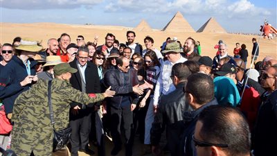 السائحون بالأهرامات يلتقطون صورا تذكارية مع السيسي