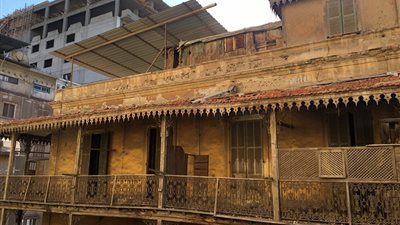 عقار تراثي آيل للسقوط يهدد المارة في حي شرق بورسعيد (صور)