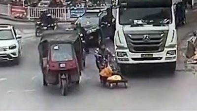 نجاة امرأة متهورة من الدهس تحت عجلات شاحنة (فيديو)