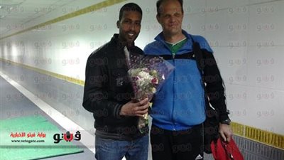 بالصورة.. جماهير الاتحاد تقدم الورود للافاني بمناسبة عيد الحب