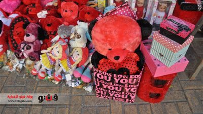 بالصور.. إقبال ضعيف على شراء هدايا عيد الحب بالإسكندرية