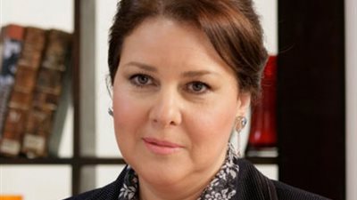 دلال عبد العزيز تهنئ مبارك على البراءة