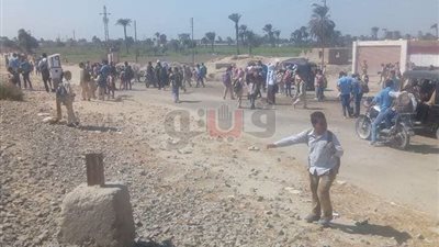 أطفال «البسيونية» يواجهون الموت تحت عجلات قطار «الفيوم - الواسطي» (صور)