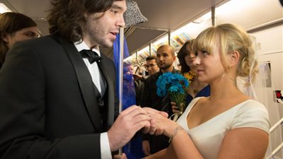 بالصور.. عروسان يعقدان قرانهما في عربة مترو الأنفاق