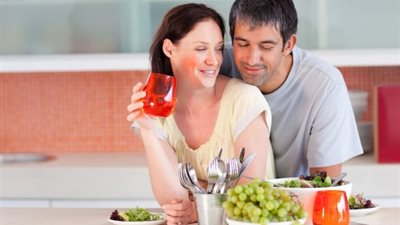 أطعمة محفزة للرغبة الحميمية في «شهر العسل»