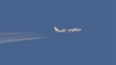 بالصدفة.. مصور هاو يلتقط طائرة ترامب أثناء رحلتها السرية للعراق (صور)