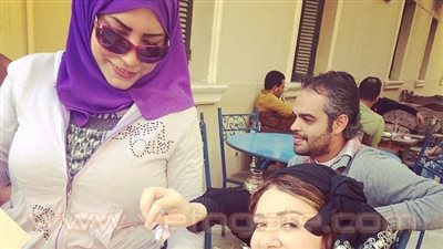 أميرة فتحي توزع الشيكولاتة احتفالًا ببراءة مبارك