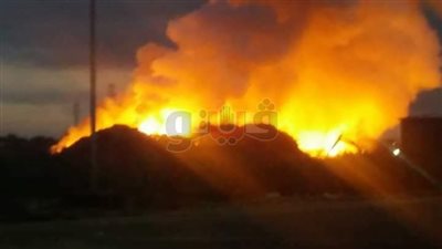 ذعر أهالي السنانية بسبب استمرار حريق كوم خردة بميناء دمياط (صور)