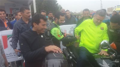 وزير الرياضة يركب «موتوسيكل» في ماراثون زايد للدراجات (فيديو)
