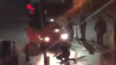 سيارة تدهس رجلا مرتين عمدا (فيديو وصور)