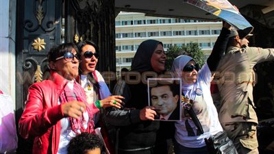 أنصار مبارك يطلقون الألعاب النارية أمام «المعادي العسكري»