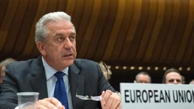 مفوض الاتحاد الأوروبي للهجرة يغادر القاهرة بعد لقاء السيسي