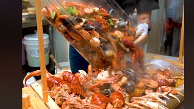 مطعم يقدم قاربا من المأكولات البحرية يحصد 11 مليون مشاهدة (فيديو)