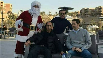 بابا نويل يلتقط صورة مع علاء وجمال مبارك