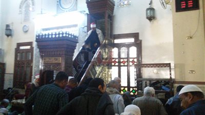 أول صلاة جمعة مترجمة للغة الإشارة في قنا (فيديو)