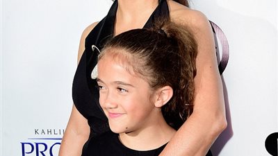 بالصور.. ابنة سلمى حايك تطيل شعرها من أجل مرضى السرطان