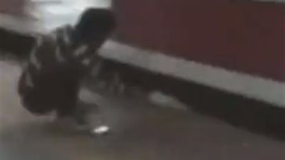 لقطات مروعة لمراهق يسقط بين الرصيف وقطار (فيديو)