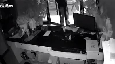 «النشالة المجنونة».. فتاة تضع المكياج أثناء سرقة محل (فيديو)