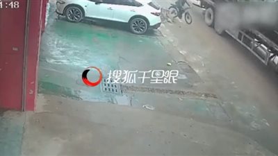 أسطوانات معدنية ضخمة تسقط فوق قائد دراجة وتسحقه أسفلها (فيديو)