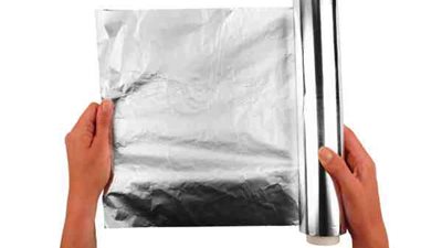 ورق الألومنيوم.. يزيل الصدأ ويلمع الفضيات