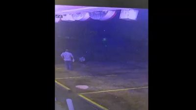 لحظة مقتل رجل شجاع حاول الدفاع عن نفسه (فيديو)