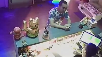 لحظة اعتداء ٣ لصوص على صاحب محل باستخدام سيف (فيديو)