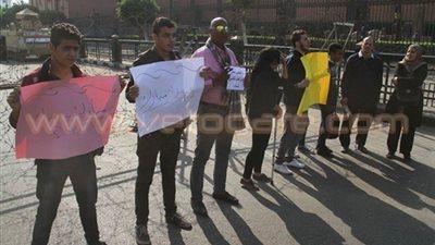 «أم محمد» تردد هتافات تستفز أهالي الشهداء بـ«عبد المنعم رياض»